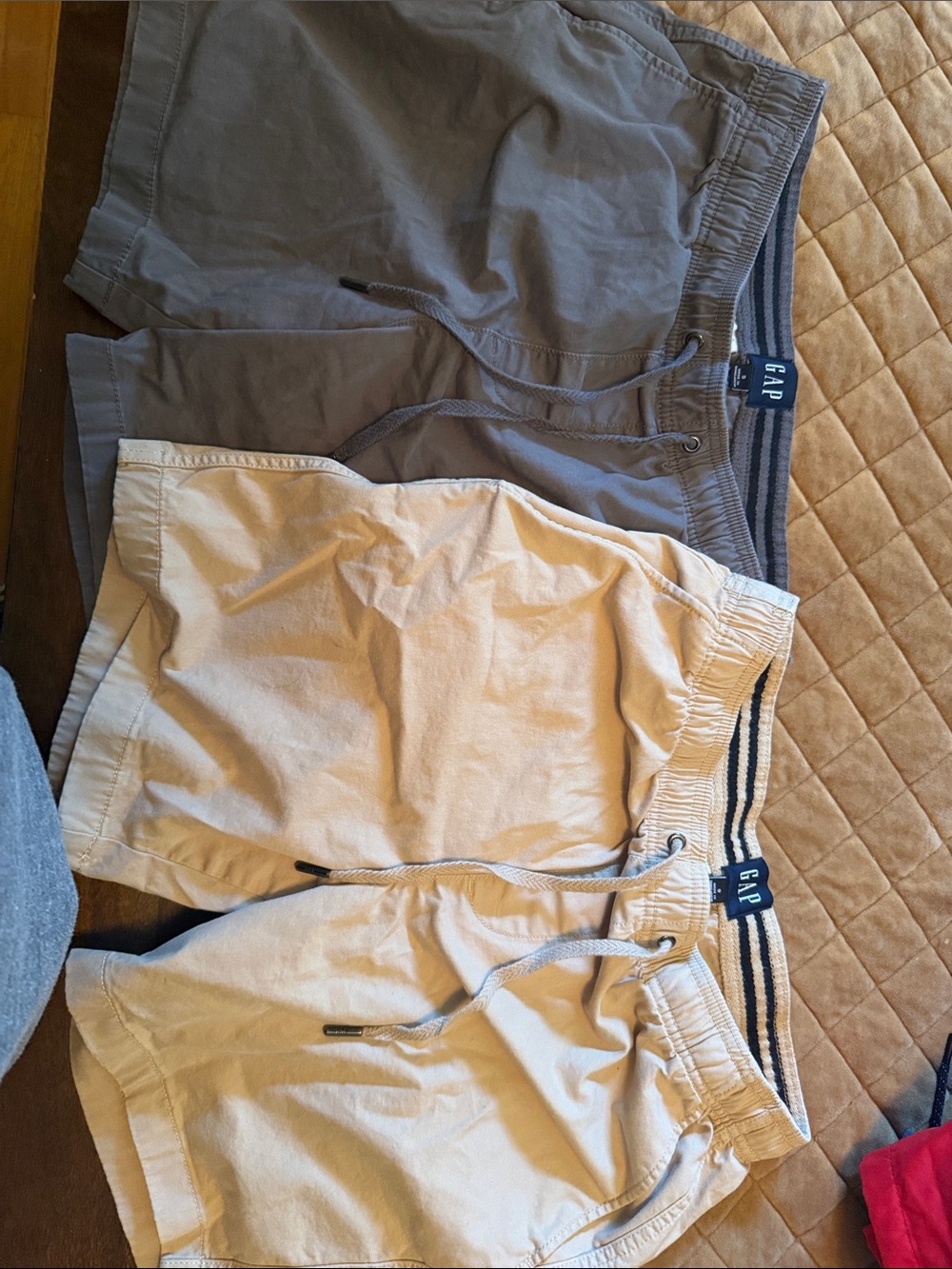GAP Men’s Drawstring Hybrid Shorts - Beige and Gray